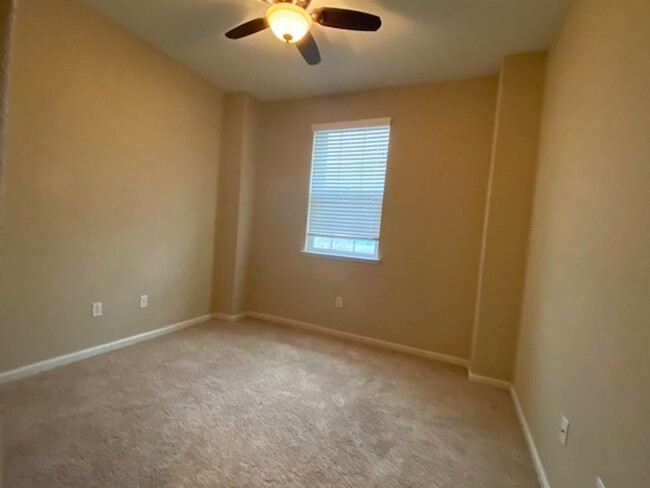 Building Photo - Condo with access to clubhouse and interne...