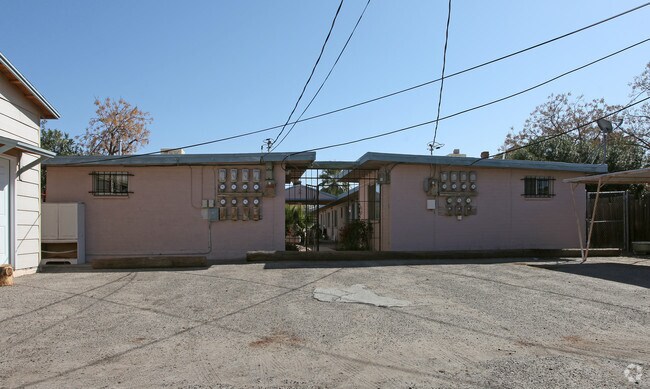 Building Photo - La Clarita Apartments