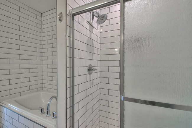 Building Photo - 1319B Pillow St