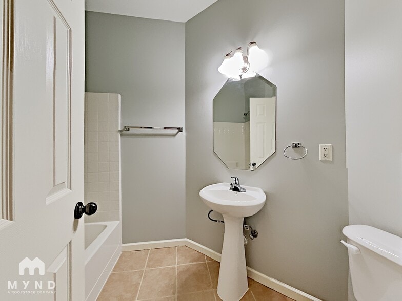 Building Photo - 1135 Castlemaine Dr