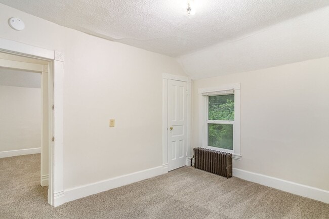 Building Photo - Charming 3 Bedroom | 1 Bathroom