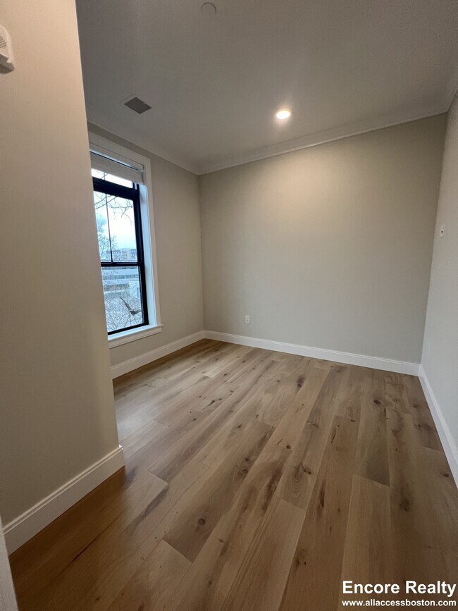 Building Photo - 157 Everett St