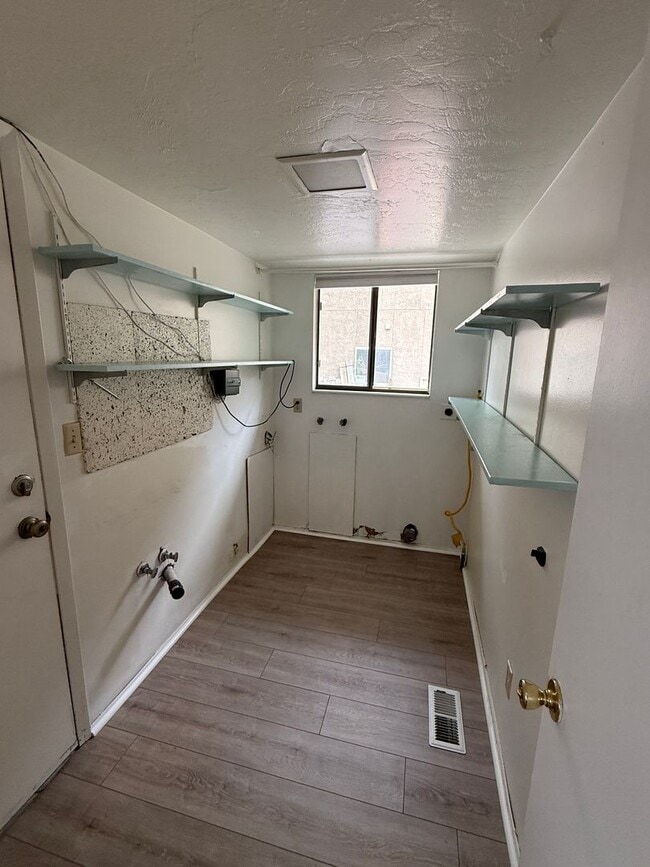 Building Photo - Large Five Bedroom Home, Sandy, 2500 sq ft, New Paint, New carpet, New Flooring