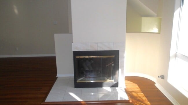 Building Photo - Stunning Updated & Spacious 3-Level Townho...