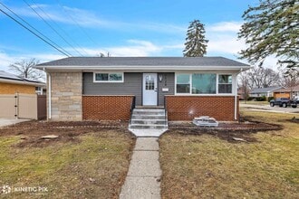 Building Photo - 4938 W Randolph St