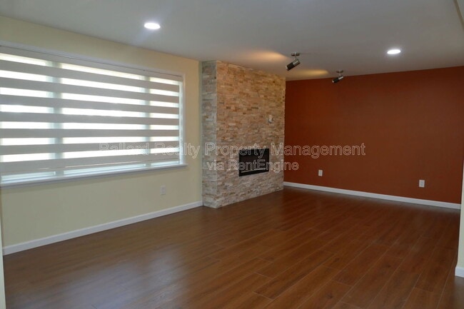 Building Photo - 2127 N 160th St