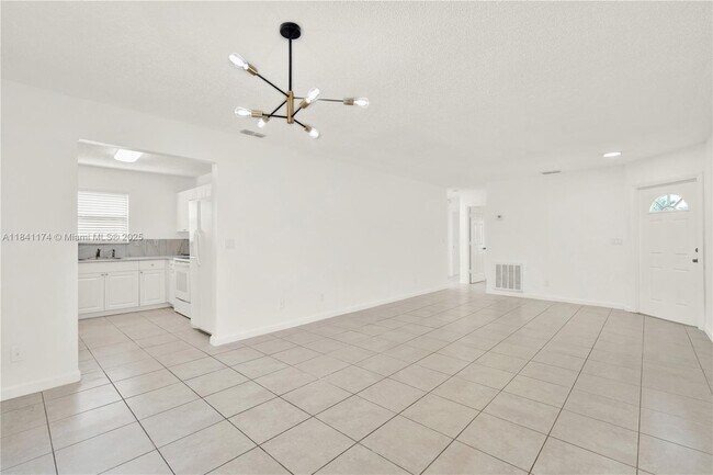 Building Photo - 941 SW 7th Ct