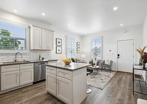 Building Photo - Renovated cottage on huge lot! This stylis...