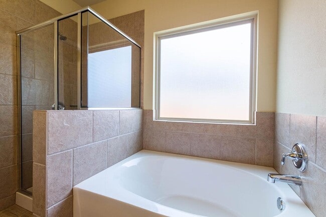Building Photo - Spacious 4-Bedroom, 2-Bath Home in Hills o...