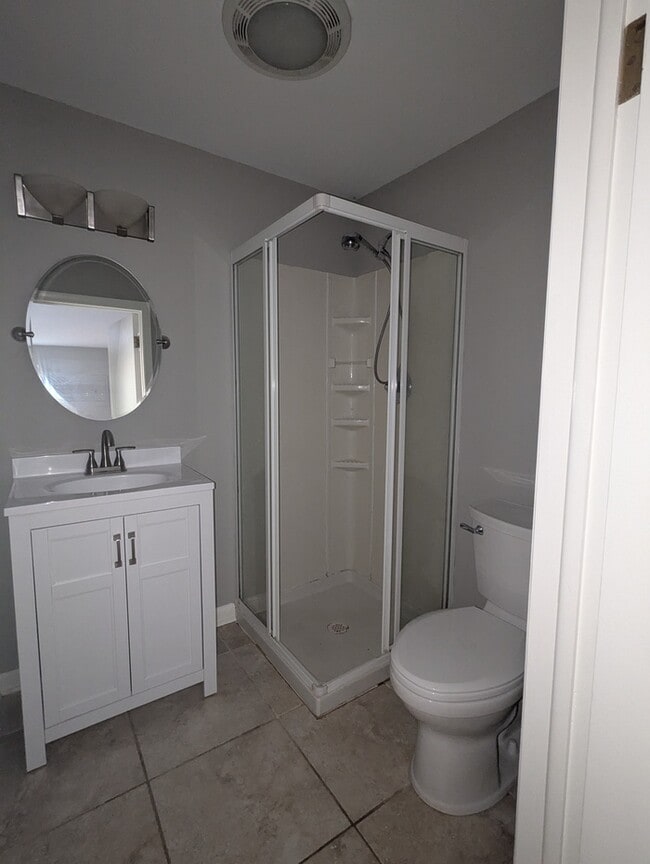 Building Photo - 23 S Circle Dr