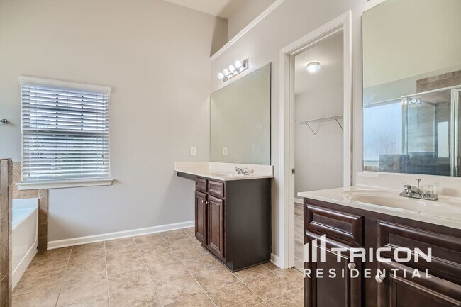 Building Photo - 6740 Oak Hill Pl