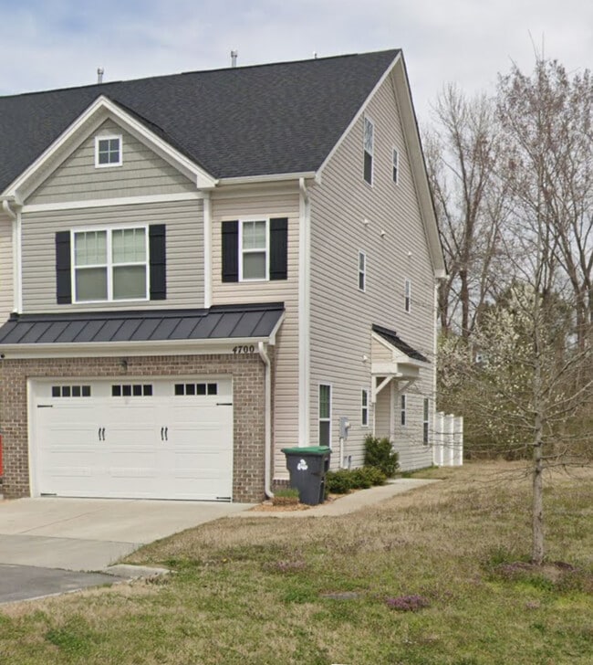 Fenced backyard, extra large garage and driveway for 2 cars - 4700 Kilby Dr