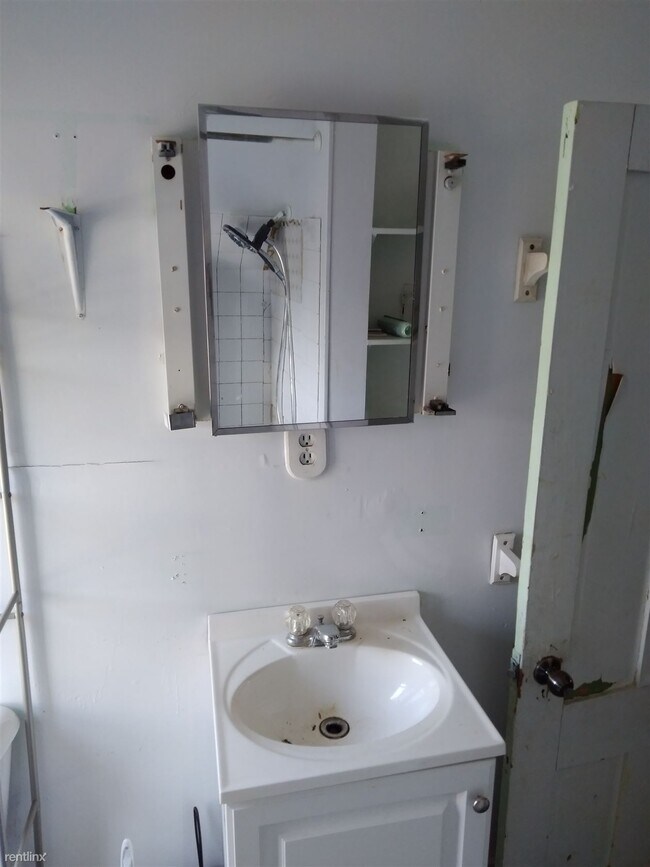 Building Photo - 3 br, 1 bath House - 212 South Street