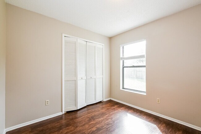 Building Photo - 1063 Alpug Ave