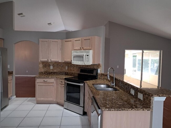 Building Photo - 242 SW Amesbury Ave