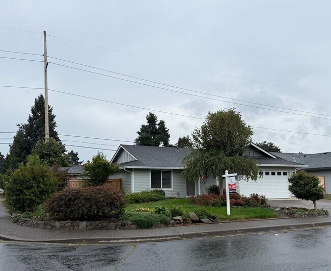 Building Photo - HALF MONTH FREE OF RENT Beautifully Remode...