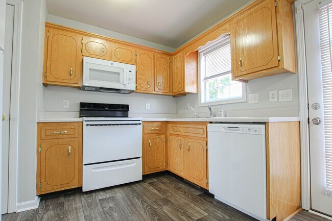 Building Photo - Three Bedroom with Bonus!