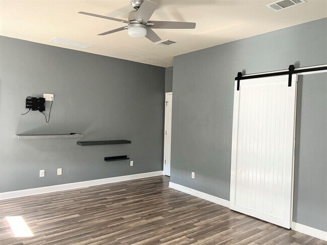 Building Photo - Renovated 3-bedroom Home in Huttoparke