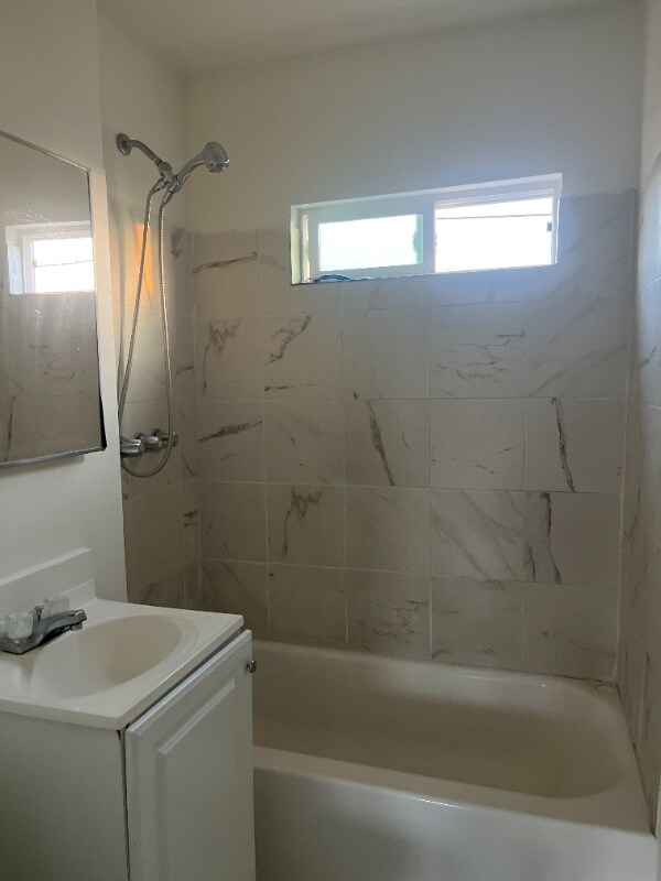 Building Photo - 1724 1/2-1724 1/2 W 45th St