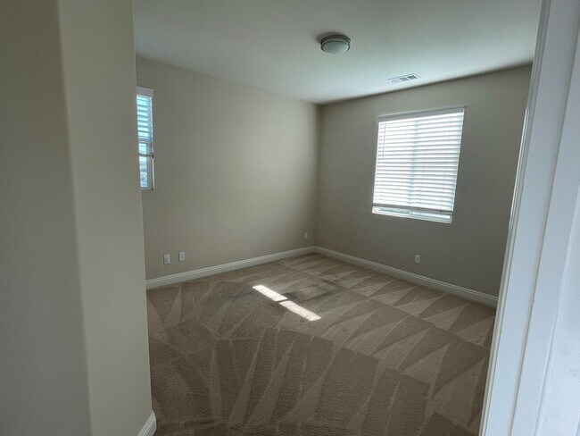 Building Photo - Stunning 4 bedroom home in Vista-With Solar!