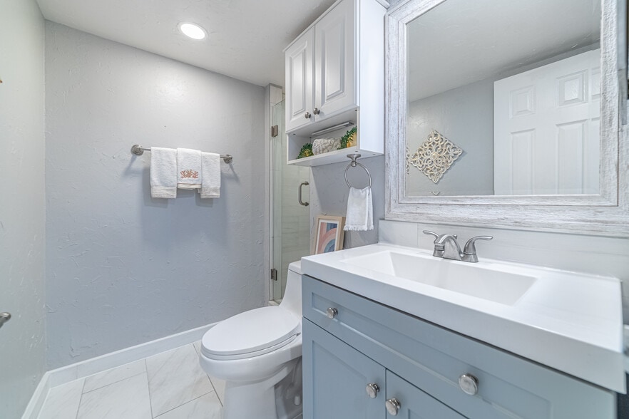 Guest Bath - 1050 SE 15th St