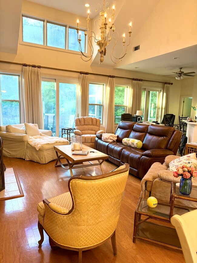 Building Photo - 100 Cottonwood Creek Ln