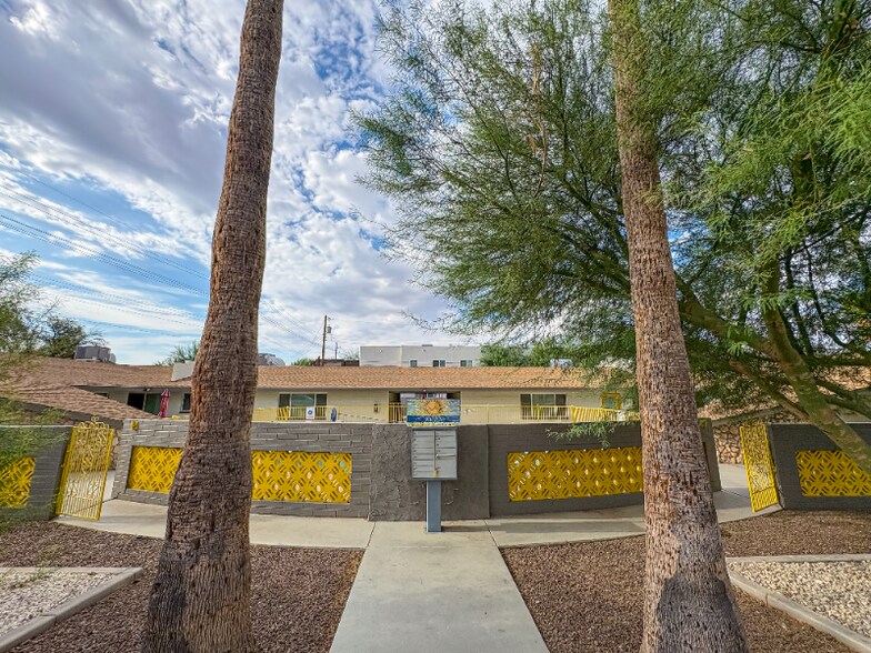 Building Photo - 2737 E Glenrosa Ave