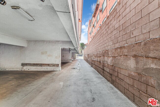 Building Photo - 1812 N Gramercy Pl