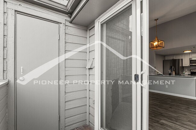 Building Photo - Stylish Updated Studio with Washer/Dryer a...