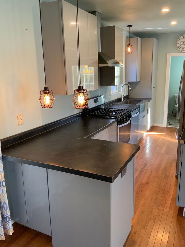 Building Photo - Charming Downtown House for Rent