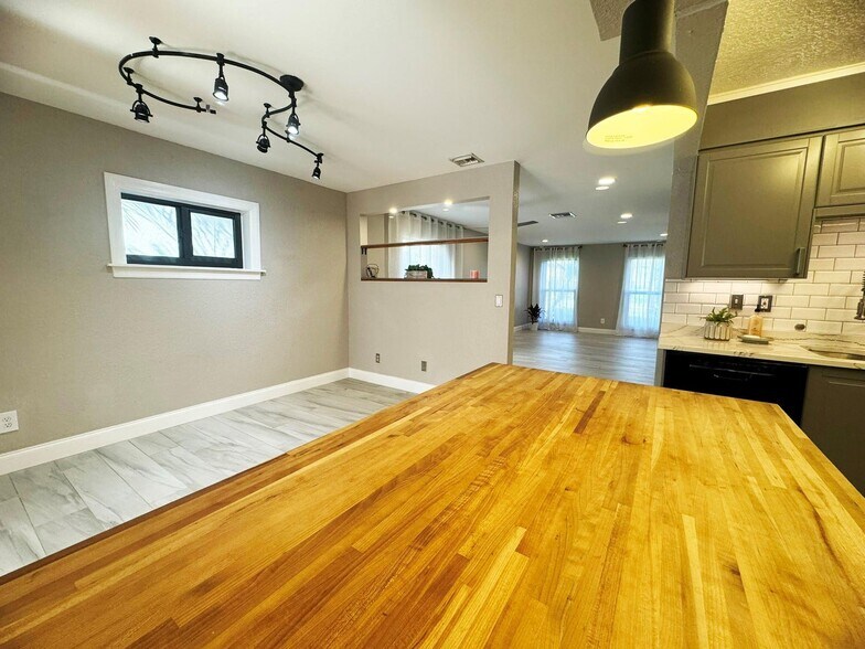 Building Photo - 321 Sandtree Dr