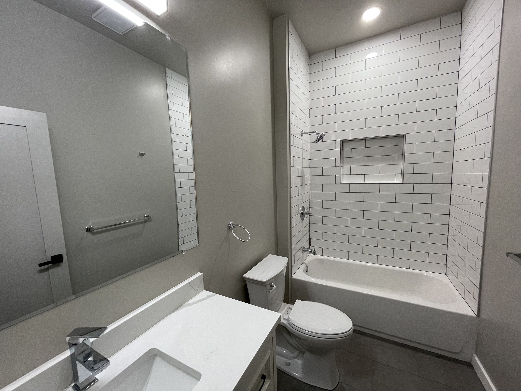 Building Photo - 711 Chew St