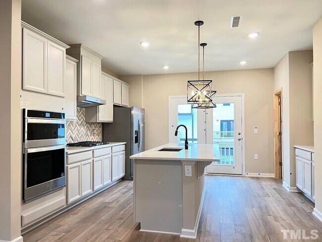 Building Photo - 4 Bedroom Luxury Townhome close to Raleigh Downtown