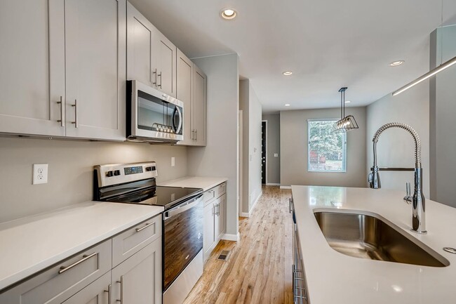 Building Photo - Beautiful 2 Bedroom Townhome