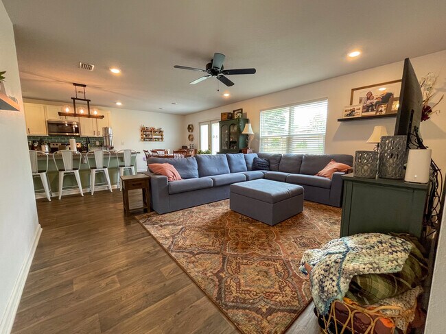 Building Photo - 5695 Guinevere Ln