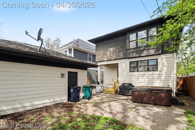 Building Photo - 714 E University Ave