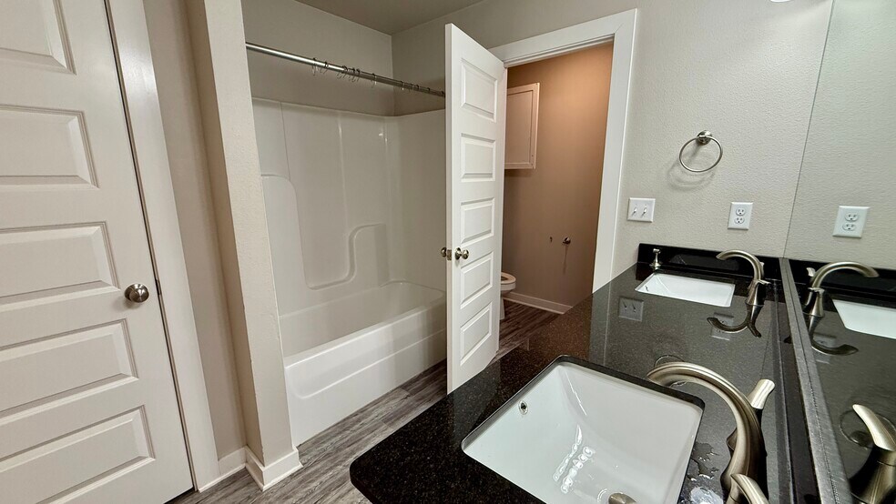 Building Photo - 103 E Mulberry St