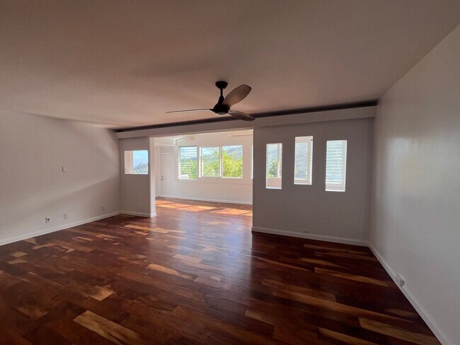 Building Photo - Renovated 6 Bedroom, 3.5 Bath Home with 2 Garages in Aina Haina