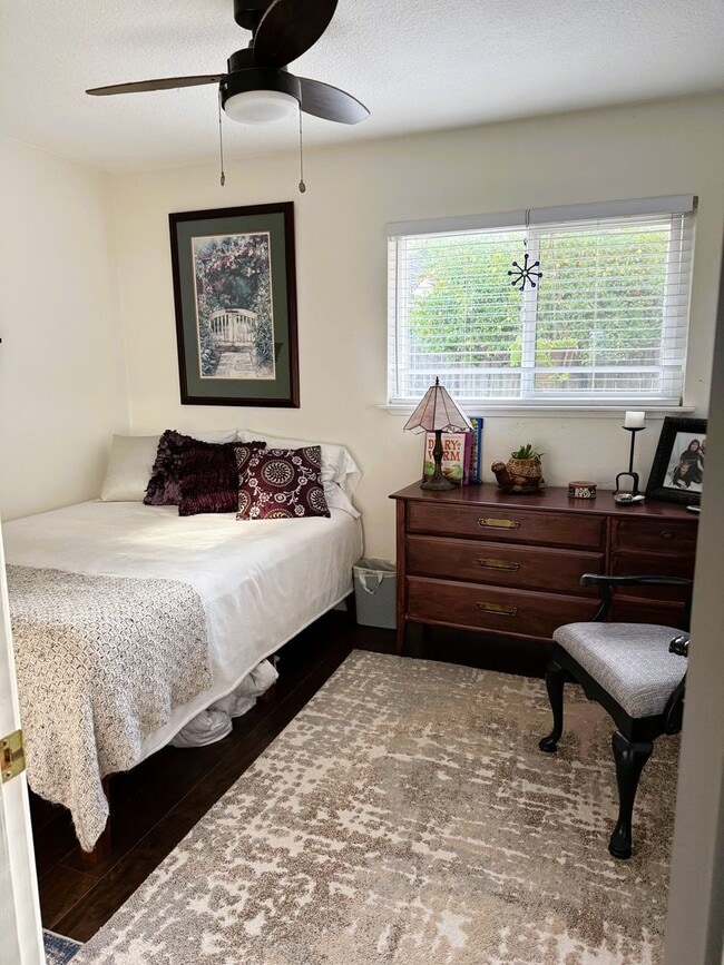 Building Photo - Delightful Home with Fenced Yard Great Cul...