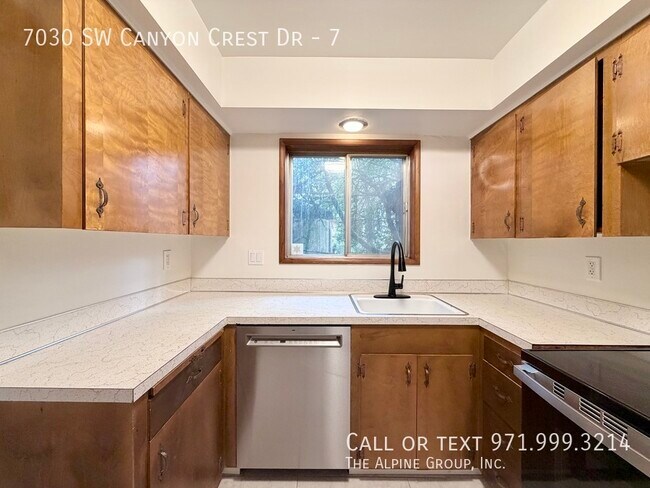 Building Photo - 7030 SW Canyon Crest Dr