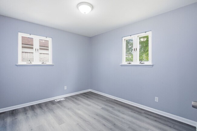 Building Photo - SPECTACULAR 3 BED/1 BATH IN LOVELY LINCOLN PARK! APPLY NOW!