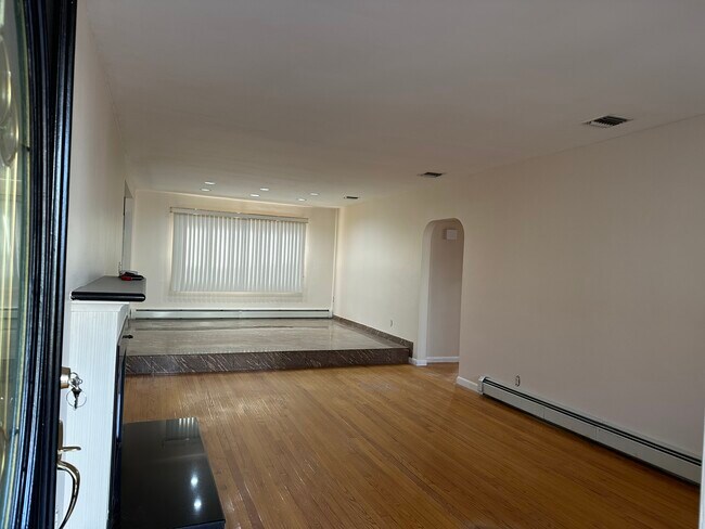 Building Photo - 422 Oak St
