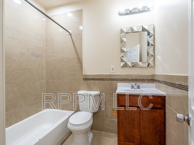 Building Photo - 467 Hawthorne Ave