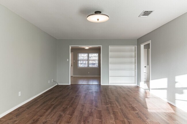 Building Photo - 1822 Greenwood Ln