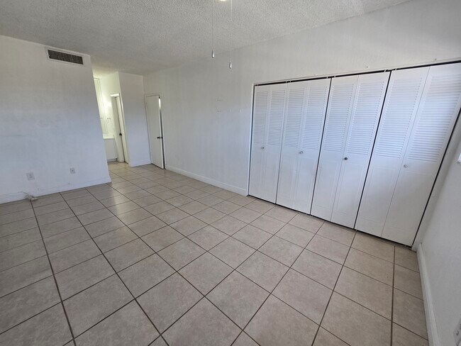 Building Photo - 1305 W 53rd St