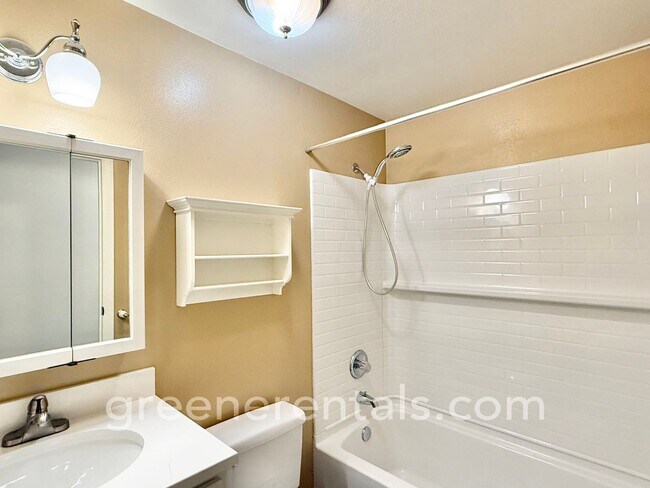 Building Photo - Cozy Meets Convenient in This Lacey Charme...