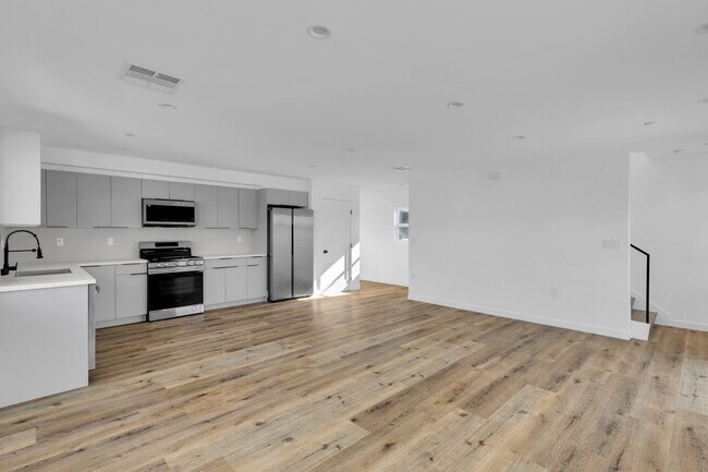 Building Photo - 1734 Carmona Ave