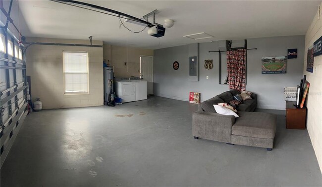 Building Photo - 8121 Fan Palm Way