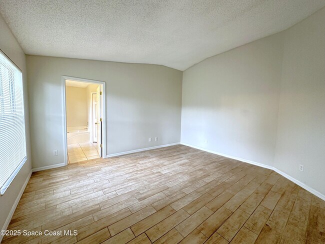 Building Photo - 670 Benton Dr