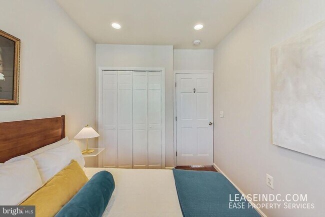 Building Photo - 535 Gresham Pl NW